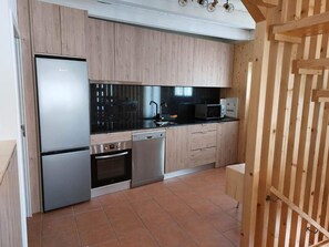 Fridge, microwave, oven, stovetop - Apartment 'Casa Pinhão De Sousa' with Jacuzzi and Pool (Vieira do Minho)