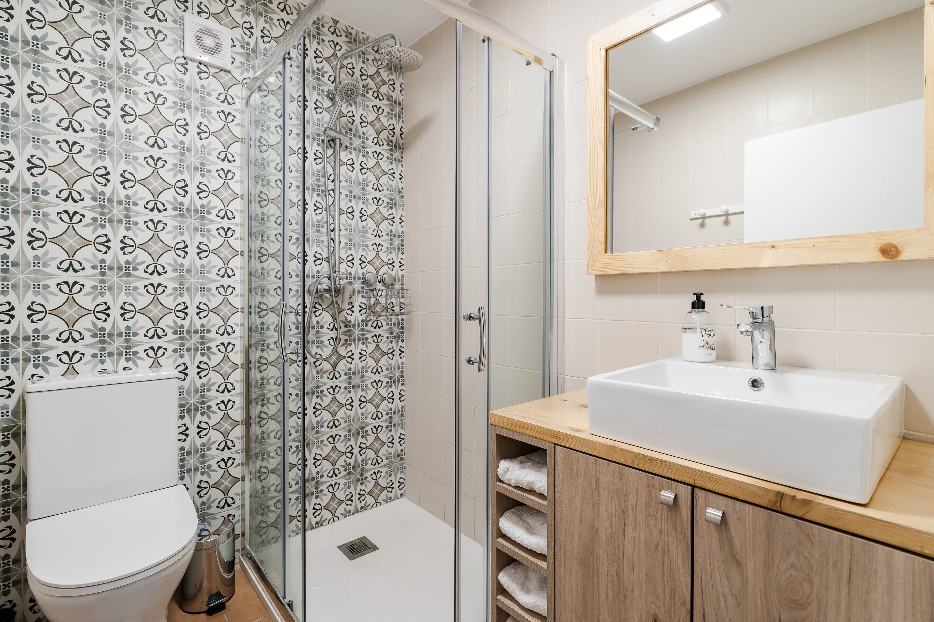 Shower, hair dryer, towels