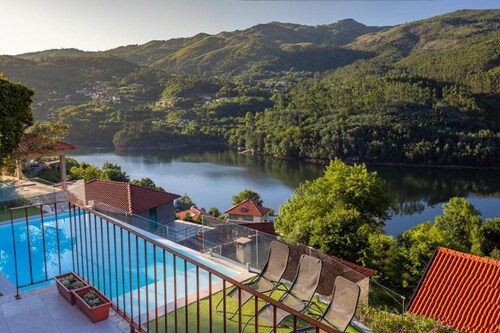 Apartment 'Casa Pinhão De Sousa' with Jacuzzi and Pool