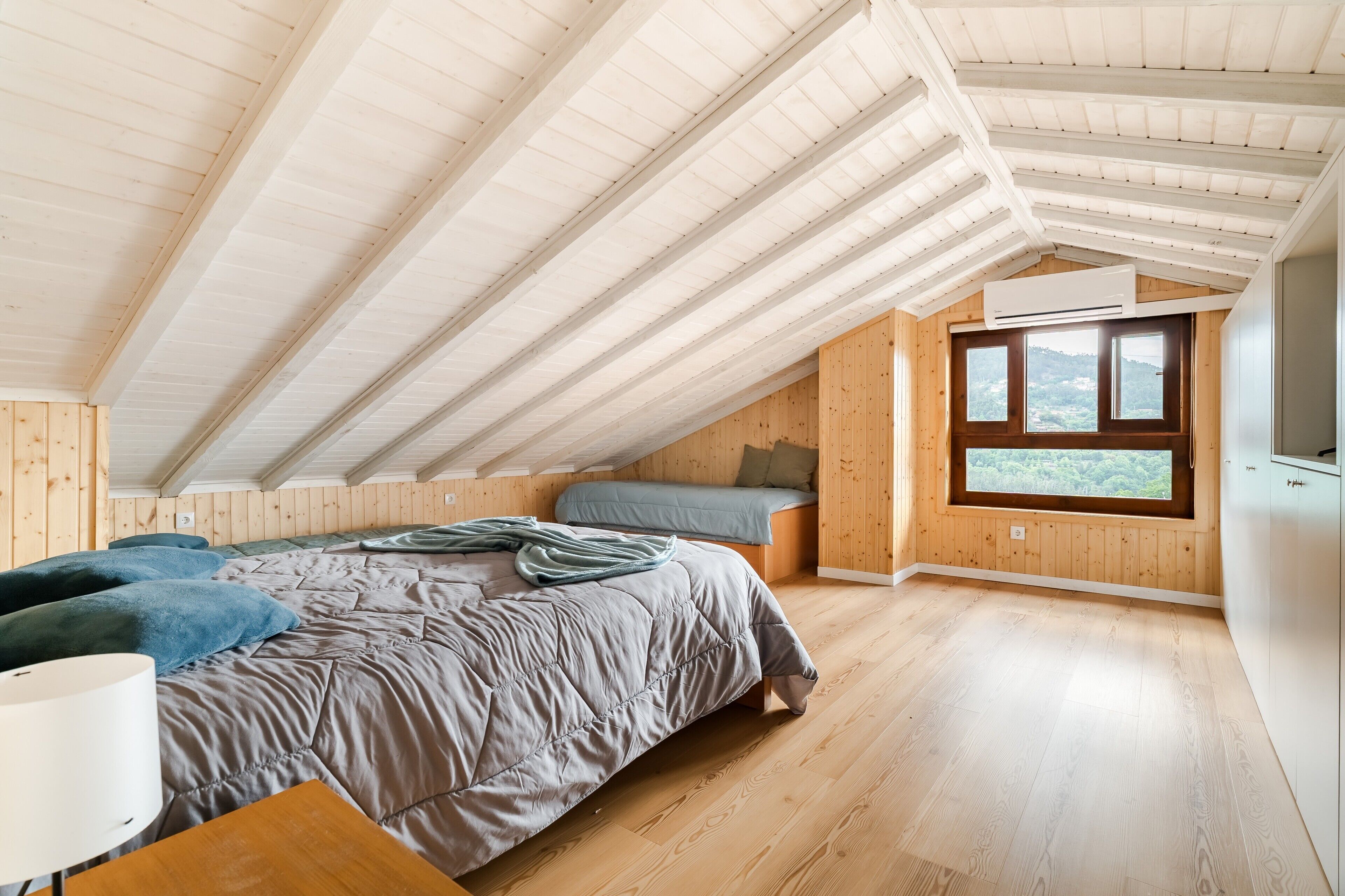 4 bedrooms, WiFi, bed sheets