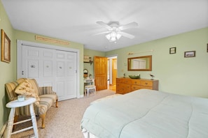 4 bedrooms, iron/ironing board, WiFi