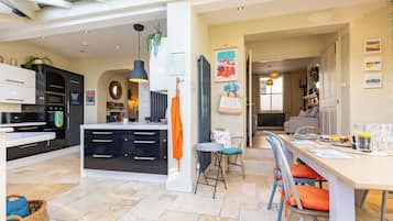 Réfrigérateur, four à micro-ondes, un four, surface de cuisson