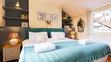 4 bedrooms, iron/ironing board, WiFi, bed sheets