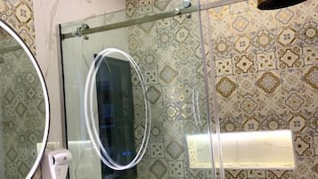 Apartemen Mewah, pemandangan kolam renang | Kamar mandi | Shower, perlengkapan mandi gratis, pengering rambut, dan sandal
