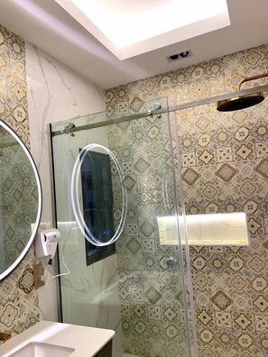 Apartamento superluxo, vista para a piscina | Banheiro | Chuveiro, produtos de toalete grátis, secador de cabelo, chinelos