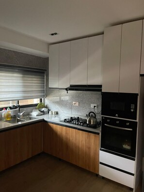 Apartamento superluxo, vista para a piscina | Cozinha privada | Geladeira grande, micro-ondas, fogão