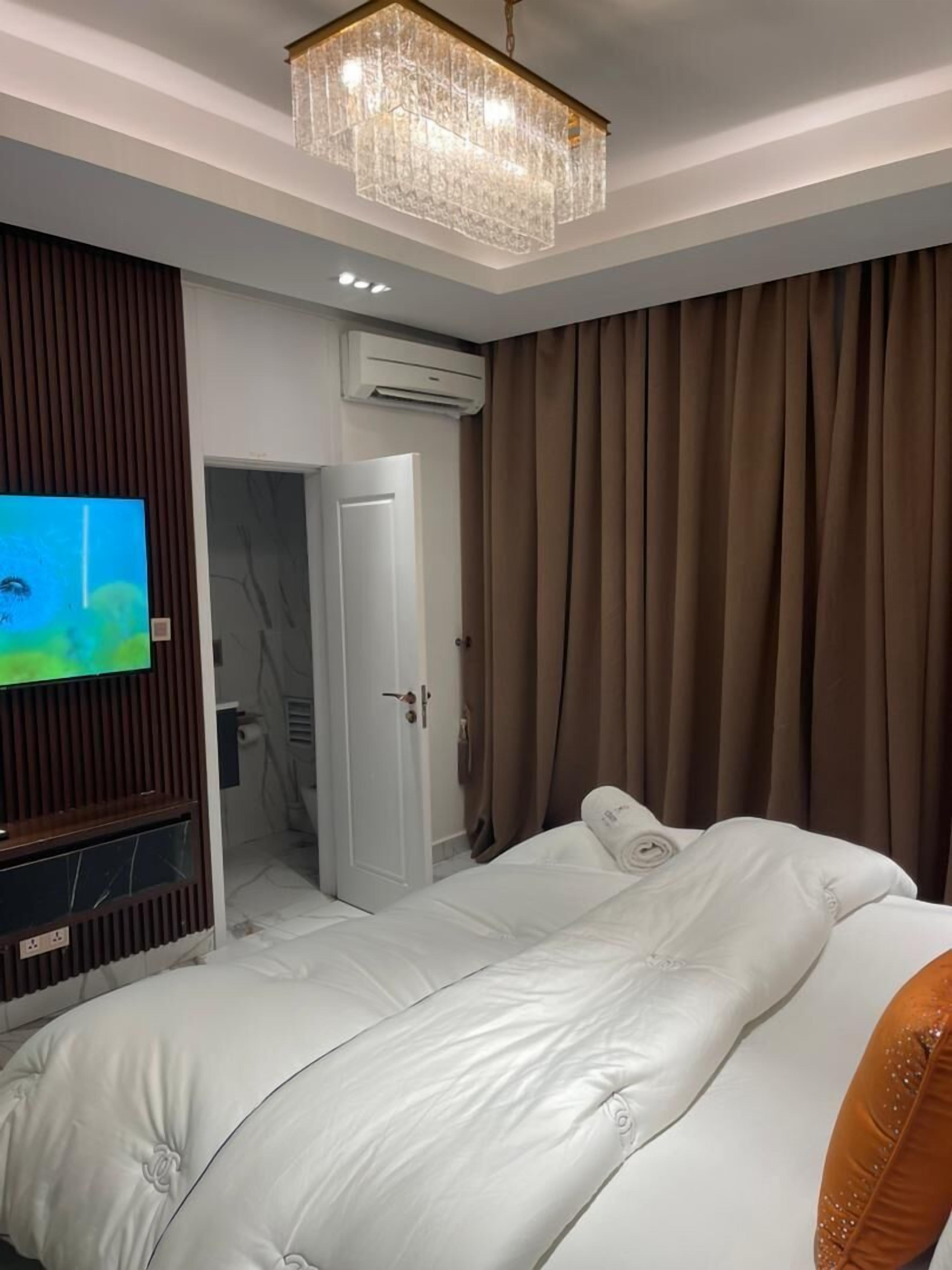 Luxury Apartment, Pool View | Bathroom | Shower, free toiletries, hair dryer, slippers