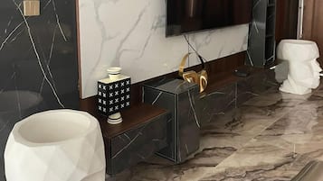Luxury-Apartment, Poolblick | Wohnbereich