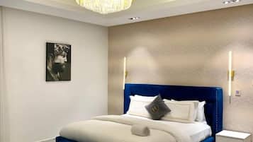 Luxury-Apartment, Poolblick | Zimmersafe, Schreibtisch, laptopgeeigneter Arbeitsplatz