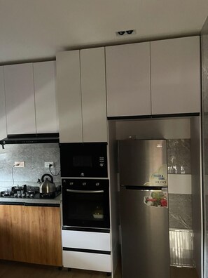 Luxury Apartment, Pool View | Private kitchen | Full-size fridge, microwave, oven, cookware/dishes/utensils - Sujimoto NEW 3 Bedroom Apartment IKOYI (Lagos)
