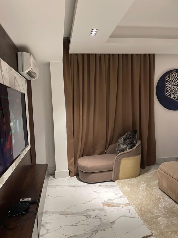 Apartament de luxe, vistes a la piscina | Caixa forta a l'habitació i escriptori 