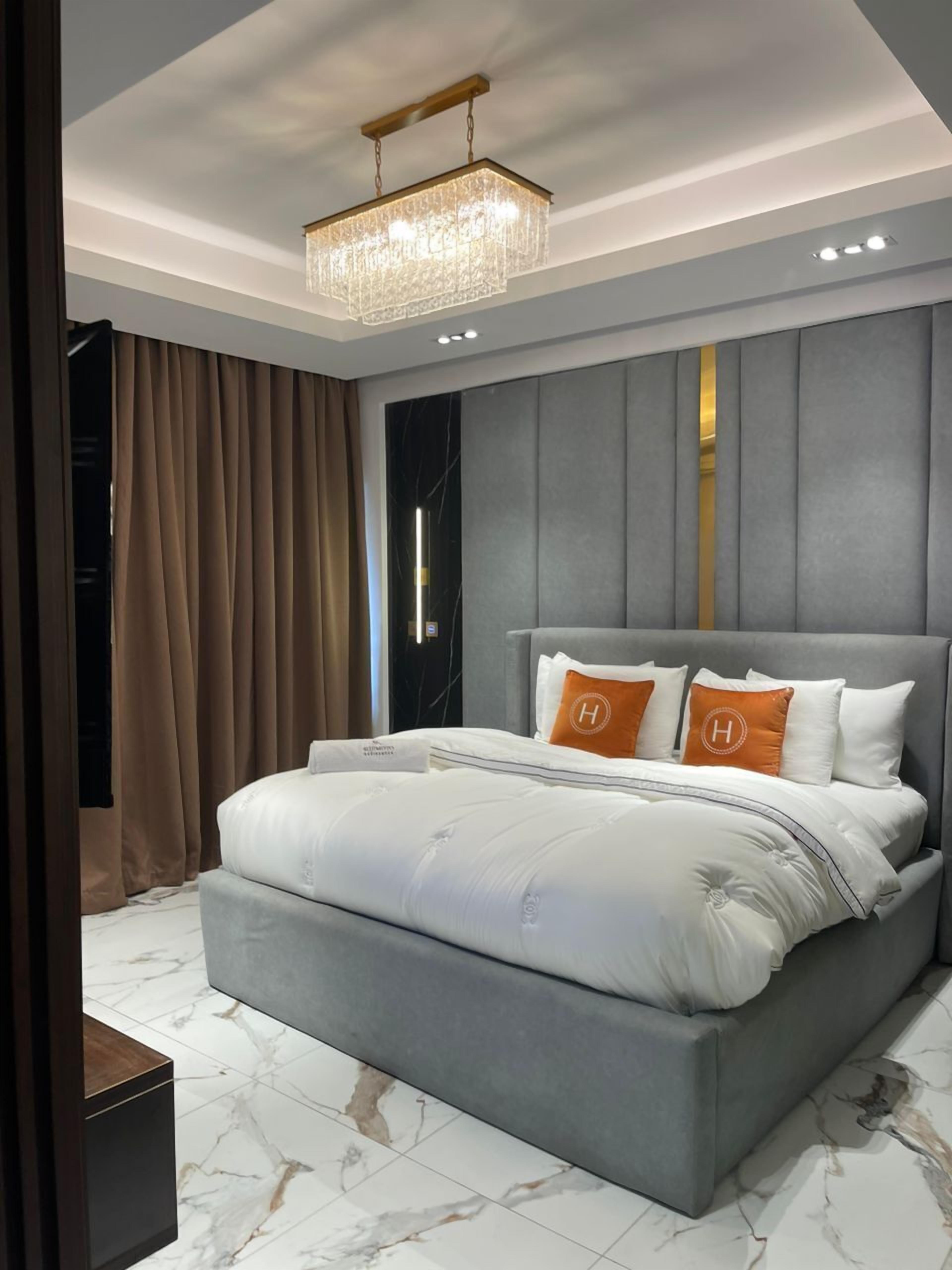 Appartamento Luxury, vista piscina | Una cassaforte in camera, una scrivania, postazione laptop