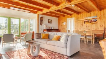 Tv, eldstad, bordsfotboll och ett bordtennisbord