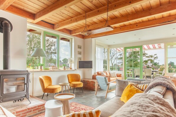 TV, fireplace, foosball, table tennis - Beautiful house in nature for 20 people (Scheerwolde)