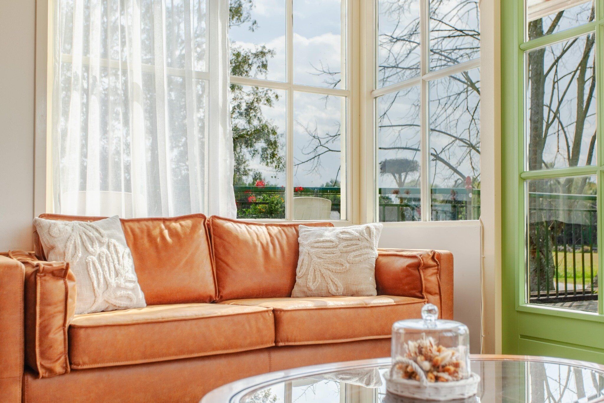 Tv, eldstad, bordsfotboll och ett bordtennisbord