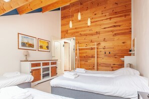 6 bedrooms, iron/ironing board, free WiFi, bed sheets - Beautiful house in nature for 20 people (Scheerwolde)