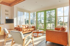 TV, fireplace, foosball, table tennis - Beautiful house in nature for 20 people (Scheerwolde)