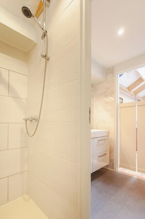 Shower, towels