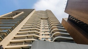 A high-rise hotel with multiple balconies, a modern architectural design, and a clear sky in the background. - Modern and Fully Equipped Accommodations Near the Metro and Praca da Republica - Dnrs (São Paulo)