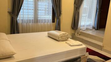 5 bedrooms, iron/ironing board, WiFi, bed sheets