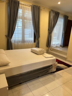 5 bedrooms, iron/ironing board, WiFi, bed sheets