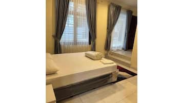5 bedrooms, iron/ironing board, WiFi, bed sheets