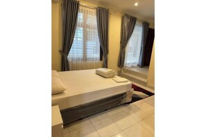 5 bedrooms, iron/ironing board, WiFi, bed sheets