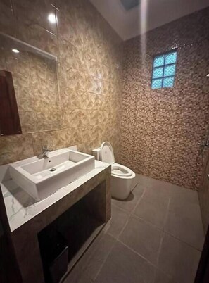 Serviettes fournies, savon, papier de toilette