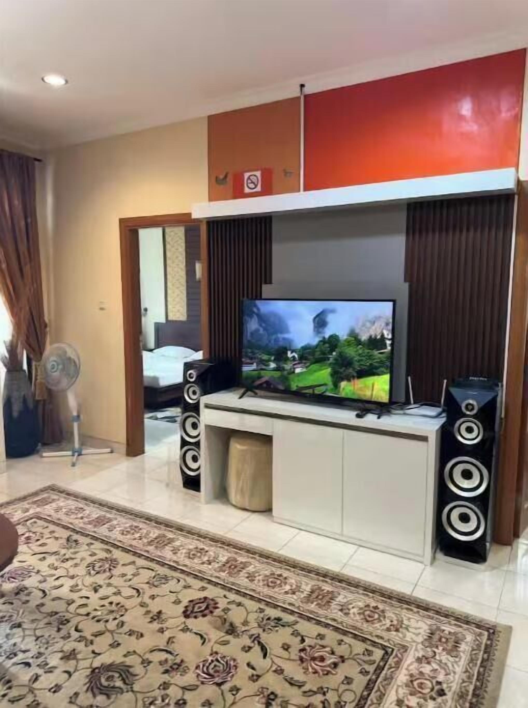 5 bedrooms, iron/ironing board, WiFi, bed sheets