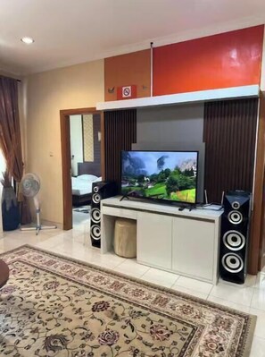 5 bedrooms, iron/ironing board, WiFi, bed sheets - Eton Asia Villas- FA1-01A-Deluxe 5 Bedrooms with private pool (Puncak)