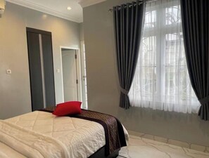 4 chambres, coffres-forts dans les chambres, bureau