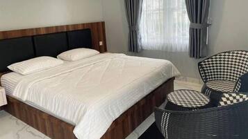 4 Schlafzimmer, Zimmersafe, Schreibtisch, Bügeleisen/Bügelbrett