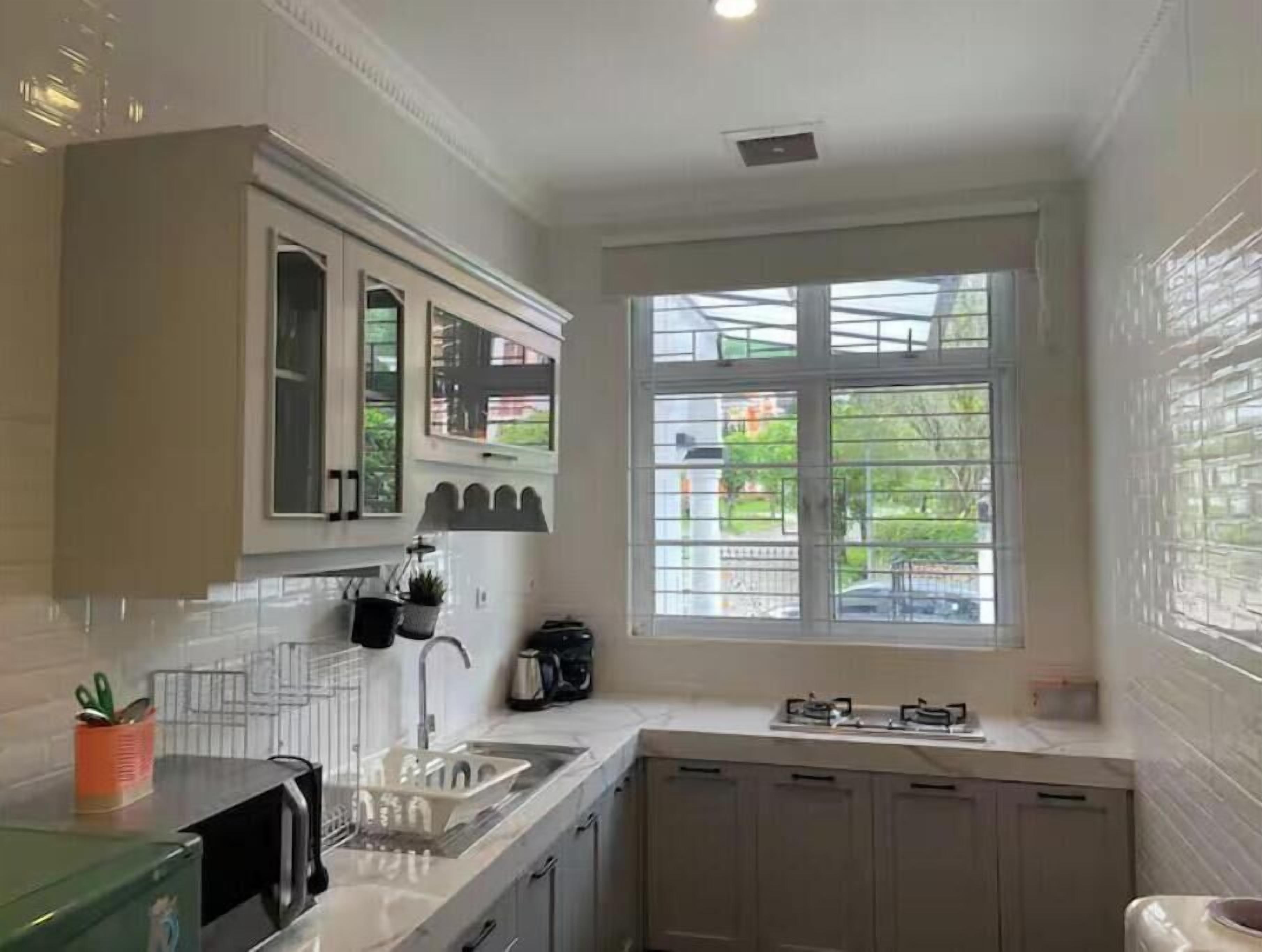 Geladeira, micro-ondas, cooktop, chaleira elétrica