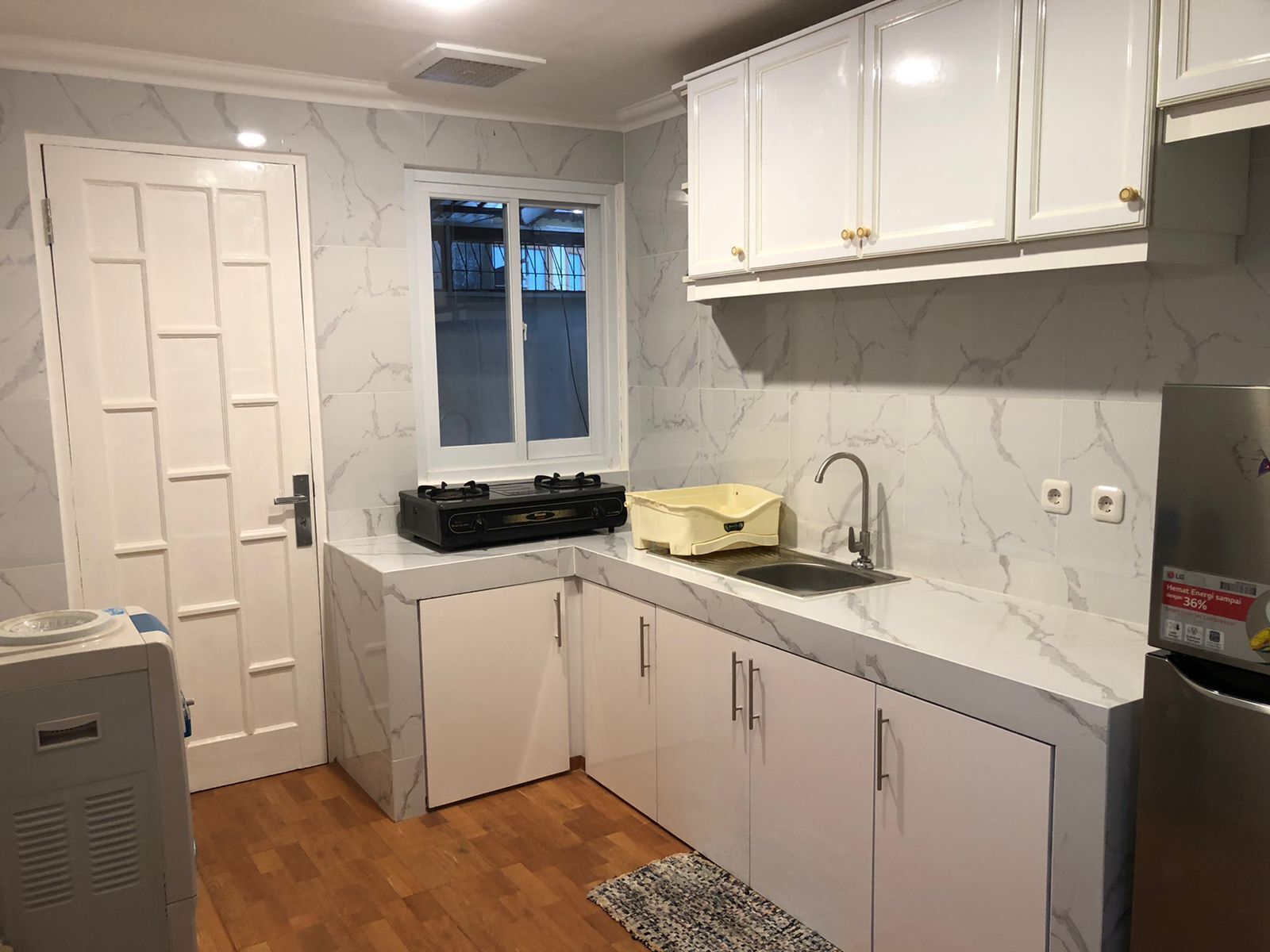 Refrigerador, microondas, horno, mesa de comedor