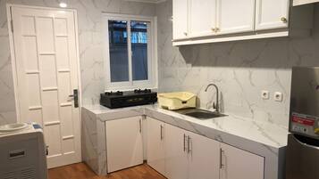 Kühlschrank, Mikrowelle, Ofen, Esstisch