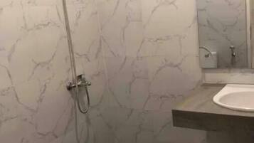 SĂšche-cheveux, serviettes fournies, savon, shampoing