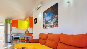 House, 2 Bedrooms, Smoking, Patio | Living room