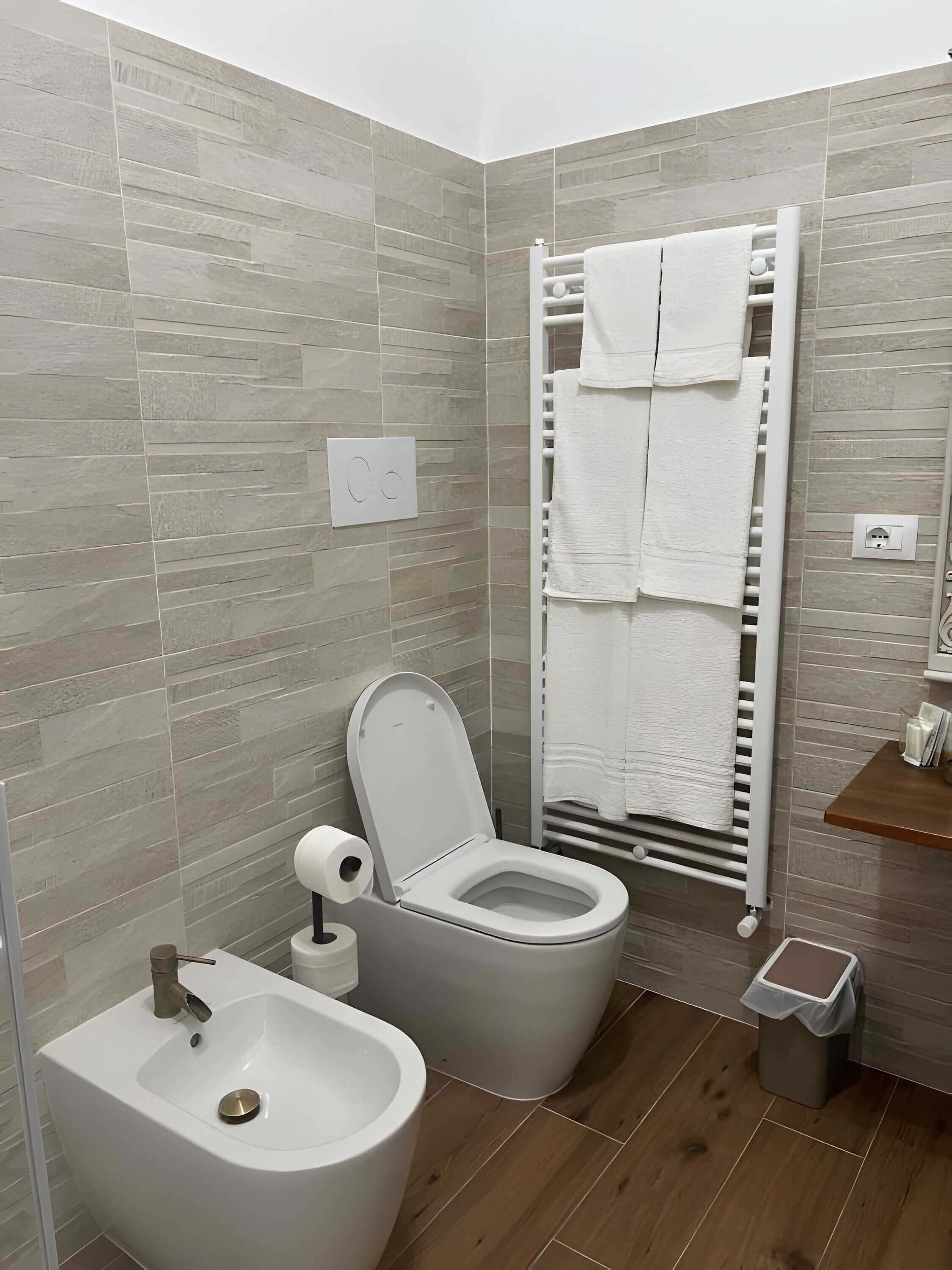 Ducha, secador de pelo y toallas