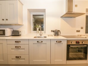 Dishwasher, cookware/dishes/utensils - Riverside Cottage (Conwy)