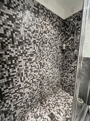 Habitación doble superior | Baño | Ducha, secador de pelo, bidé y toallas