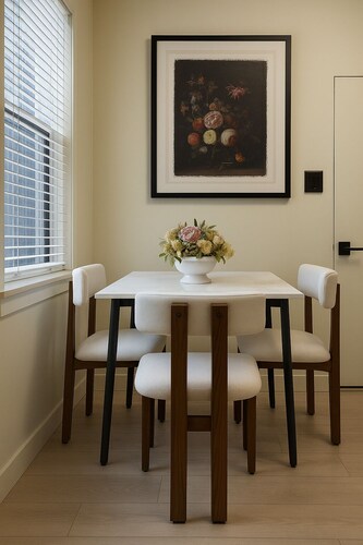 3 KING Beds & Free parking • Central Place