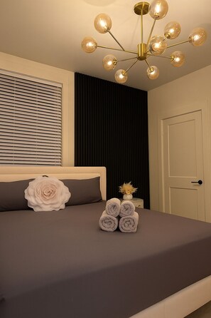 3 bedrooms, iron/ironing board, internet, bed sheets