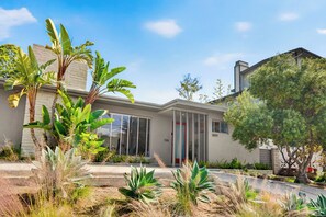 Exterior - Charming 2BR House with Lush Backyard & Office (Los Angeles)