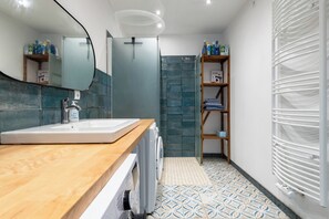 Dusj, hårføner, håndklær og toalettpapir