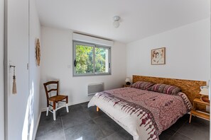6 bedrooms, WiFi, bed sheets