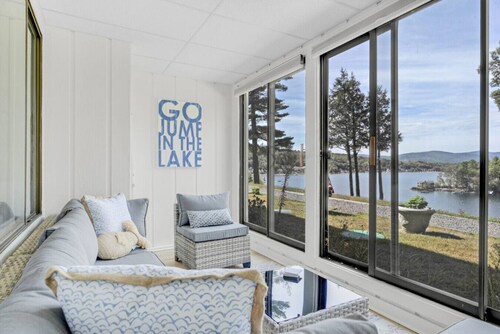 Elegant Waterfront Condo – Relax, Dine & Unwind