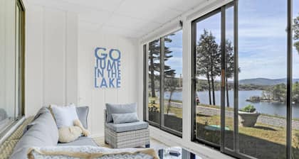 Elegant Waterfront Condo – Relax, Dine & Unwind