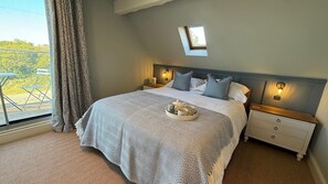 3 soverom, strykejern/-brett, internettilgang og sengetøy