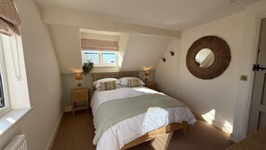 3 bedrooms, iron/ironing board, internet, bed sheets