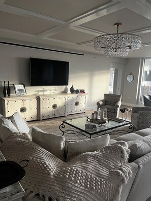 TV - Kalea Bay Luxury Rental (Naples)